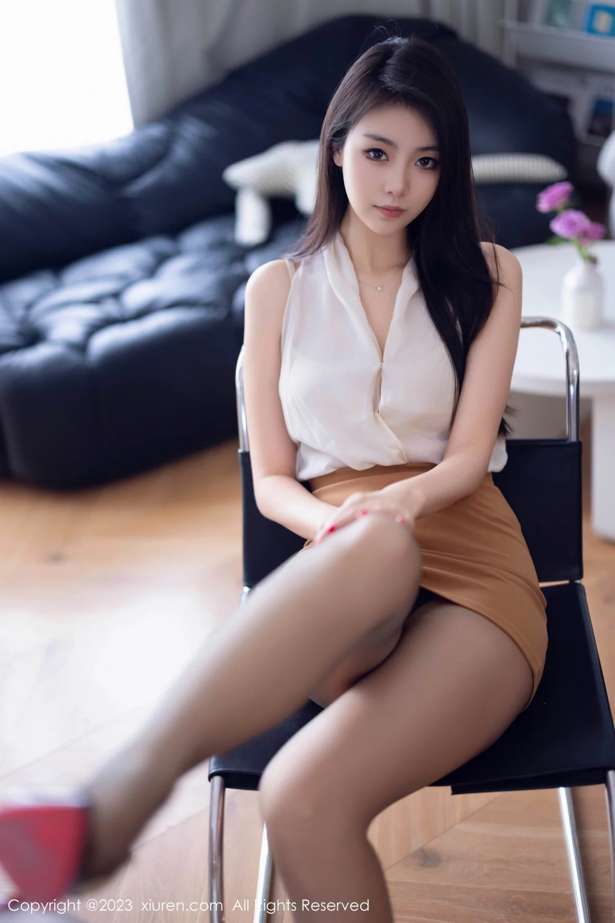 XiuRen第7387期_模特可乐Vicky性感白上衣配杏色短裙露超薄黑丝秀美腿诱惑写真82P