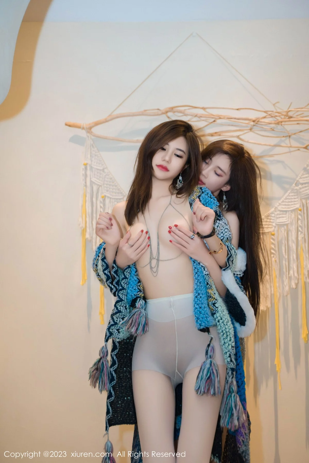 XiuRen第7393期_女神绮里嘉＆周妍希性感姐妹花彩色披风配超薄黑丝完美诱惑写真70P