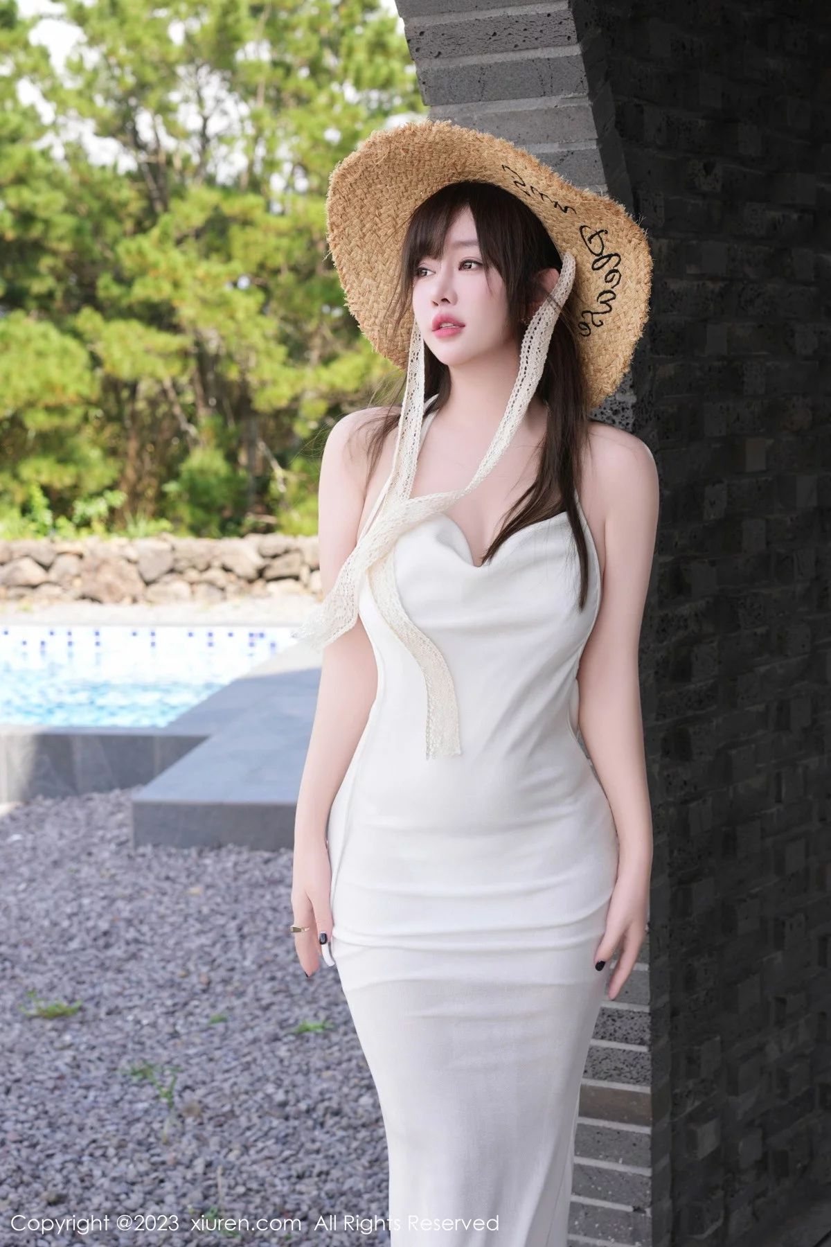 XiuRen第7395期_女神王雨纯户外性感粉白露肩连衣长裙秀完美身材靓丽迷人写真75P