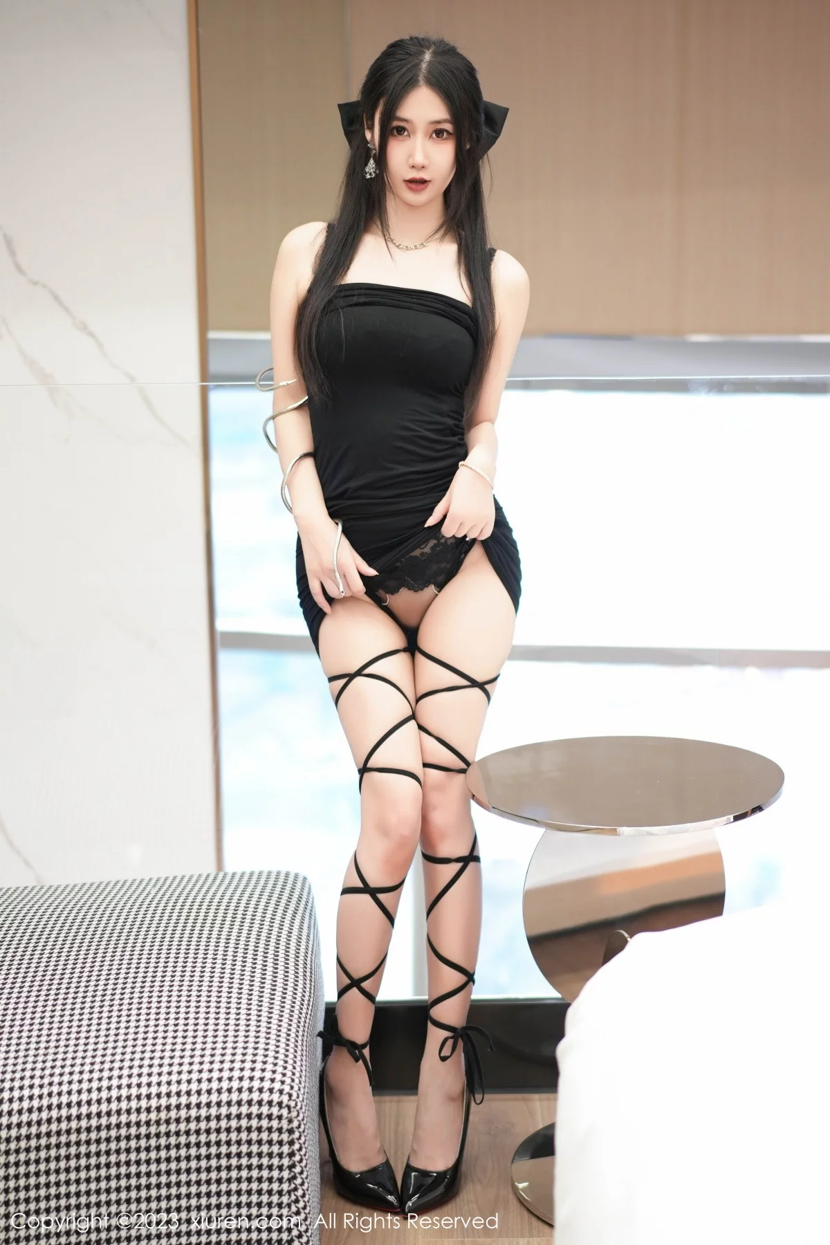 XiuRen第7394期_模特laura阿姣性感黑色吊带短裙露薄纱内衣秀曼妙身姿诱惑写真72P