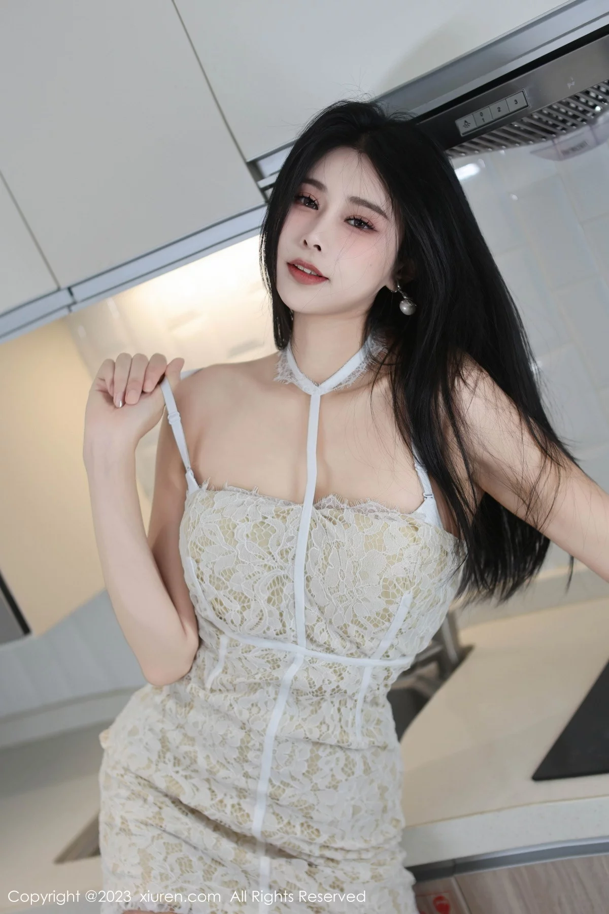XiuRen第7391期_模特草莓mm性感浅色吊带短裙露白色内衣秀曼妙身姿诱惑写真84P