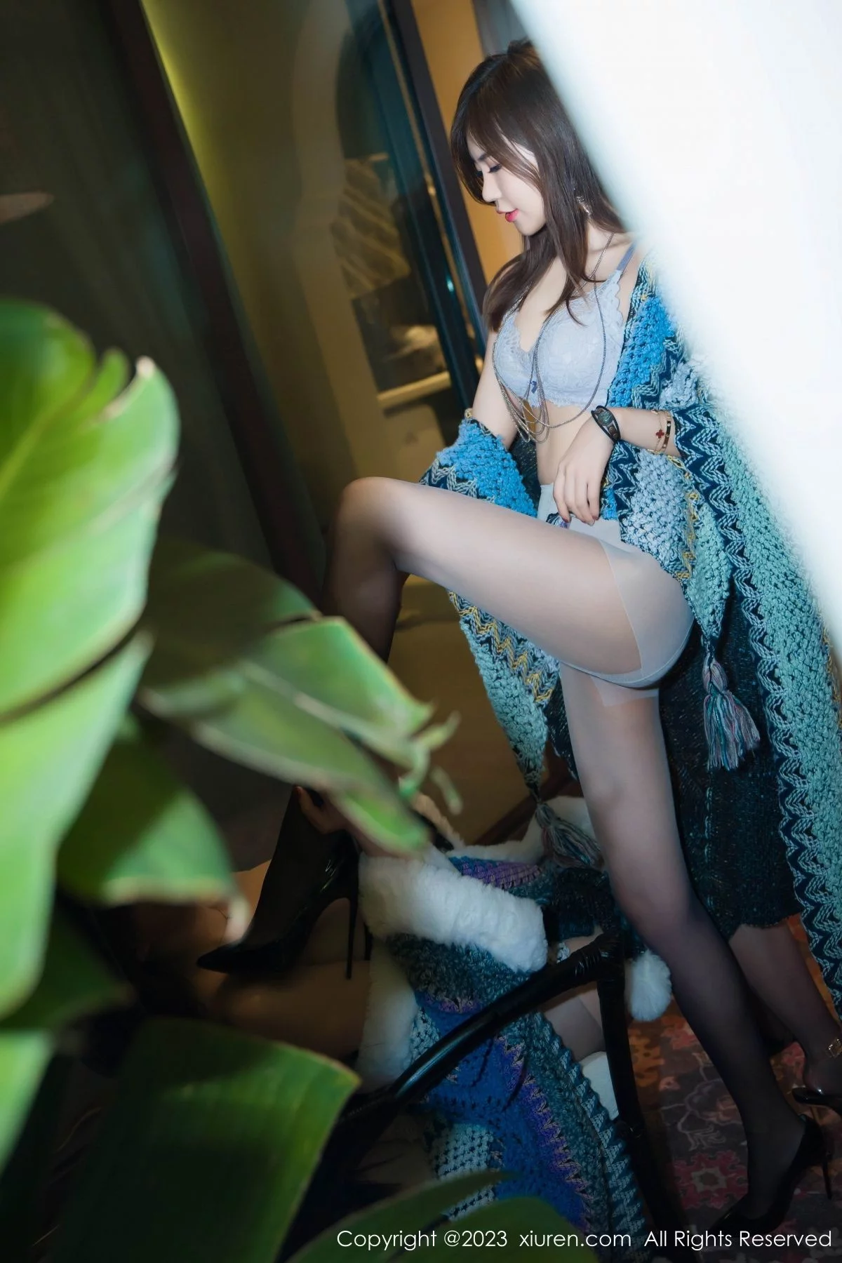 XiuRen第7393期_女神绮里嘉＆周妍希性感姐妹花彩色披风配超薄黑丝完美诱惑写真70P