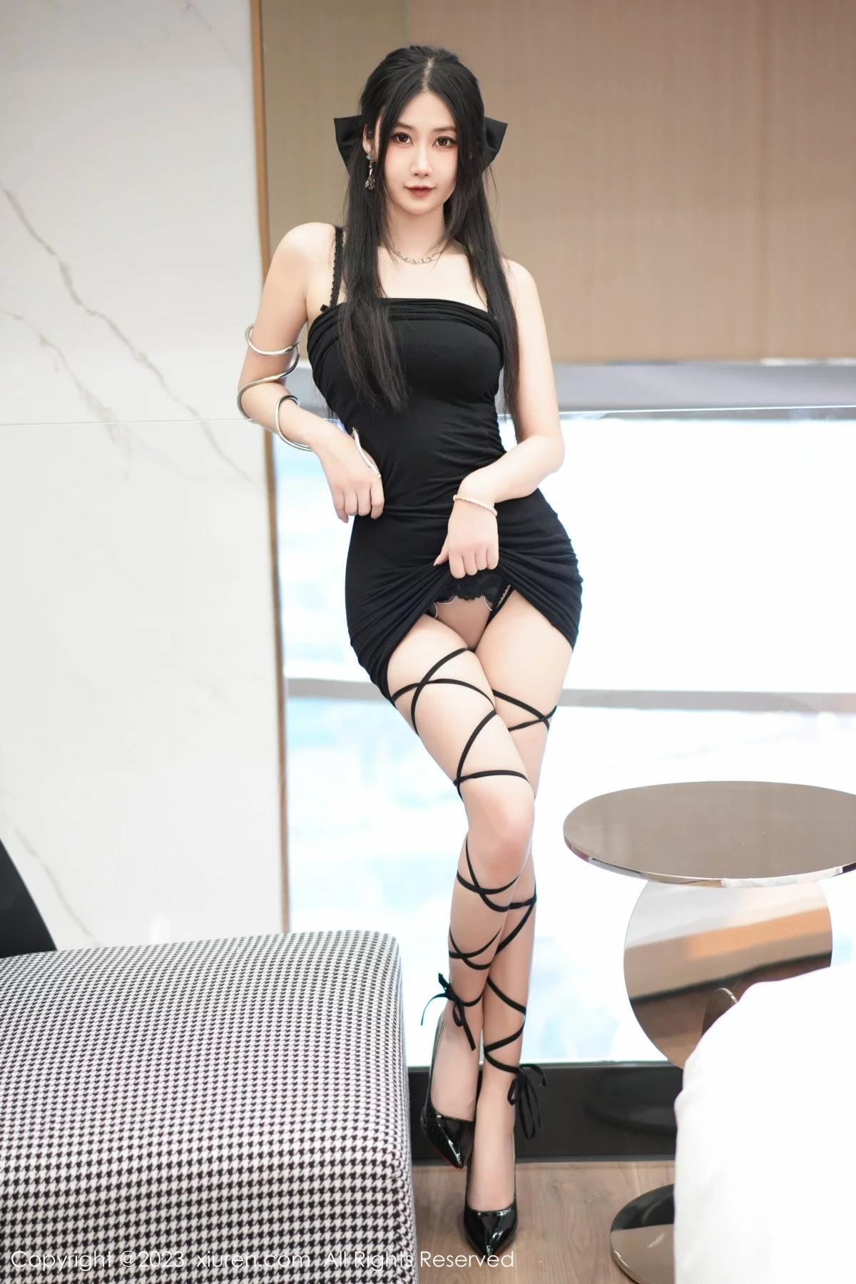 XiuRen第7394期_模特laura阿姣性感黑色吊带短裙露薄纱内衣秀曼妙身姿诱惑写真72P