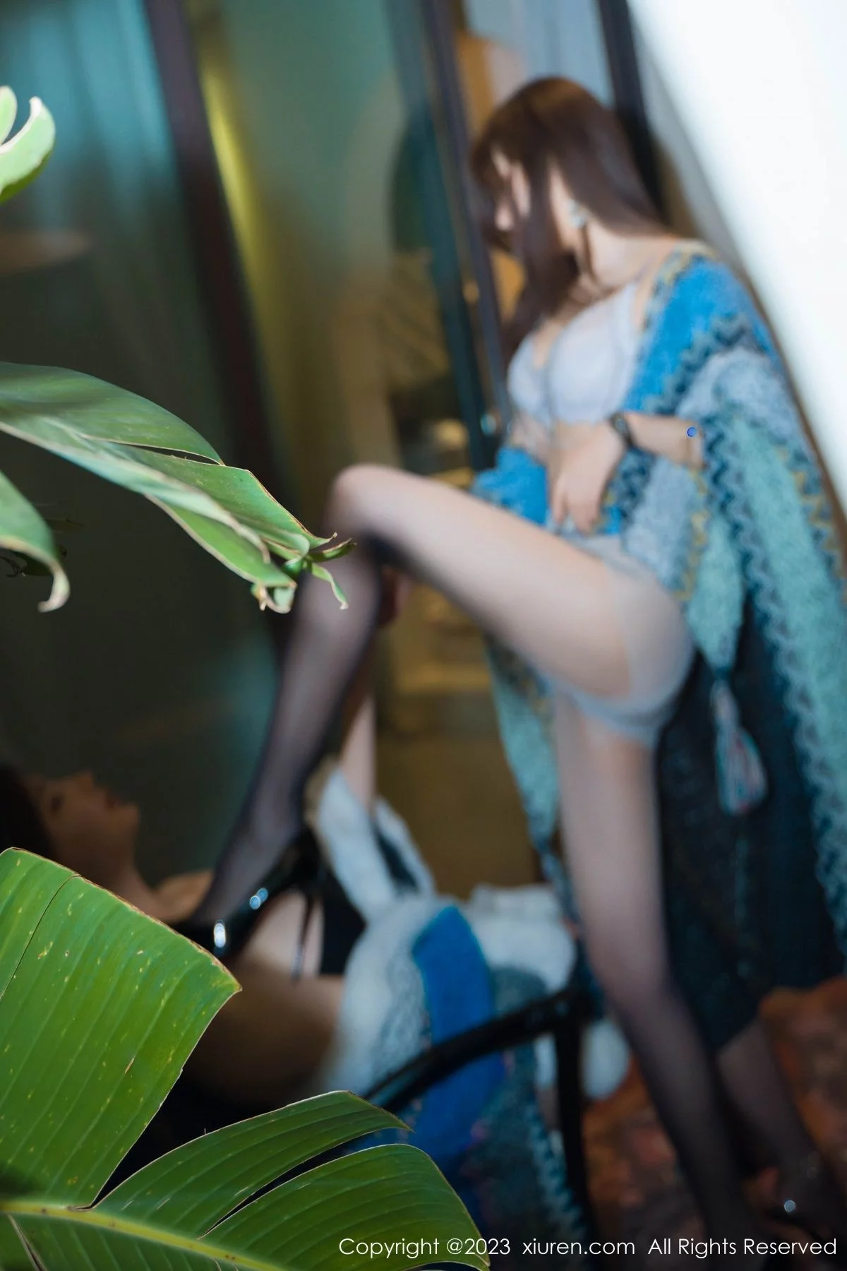 XiuRen第7393期_女神绮里嘉＆周妍希性感姐妹花彩色披风配超薄黑丝完美诱惑写真70P