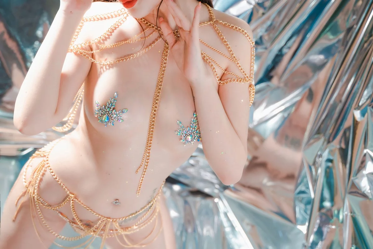 Coser妹子蜜蜜子金缕衣主题私房大尺度性感金缕衣露豪乳宝石遮点惹火诱惑写真72P