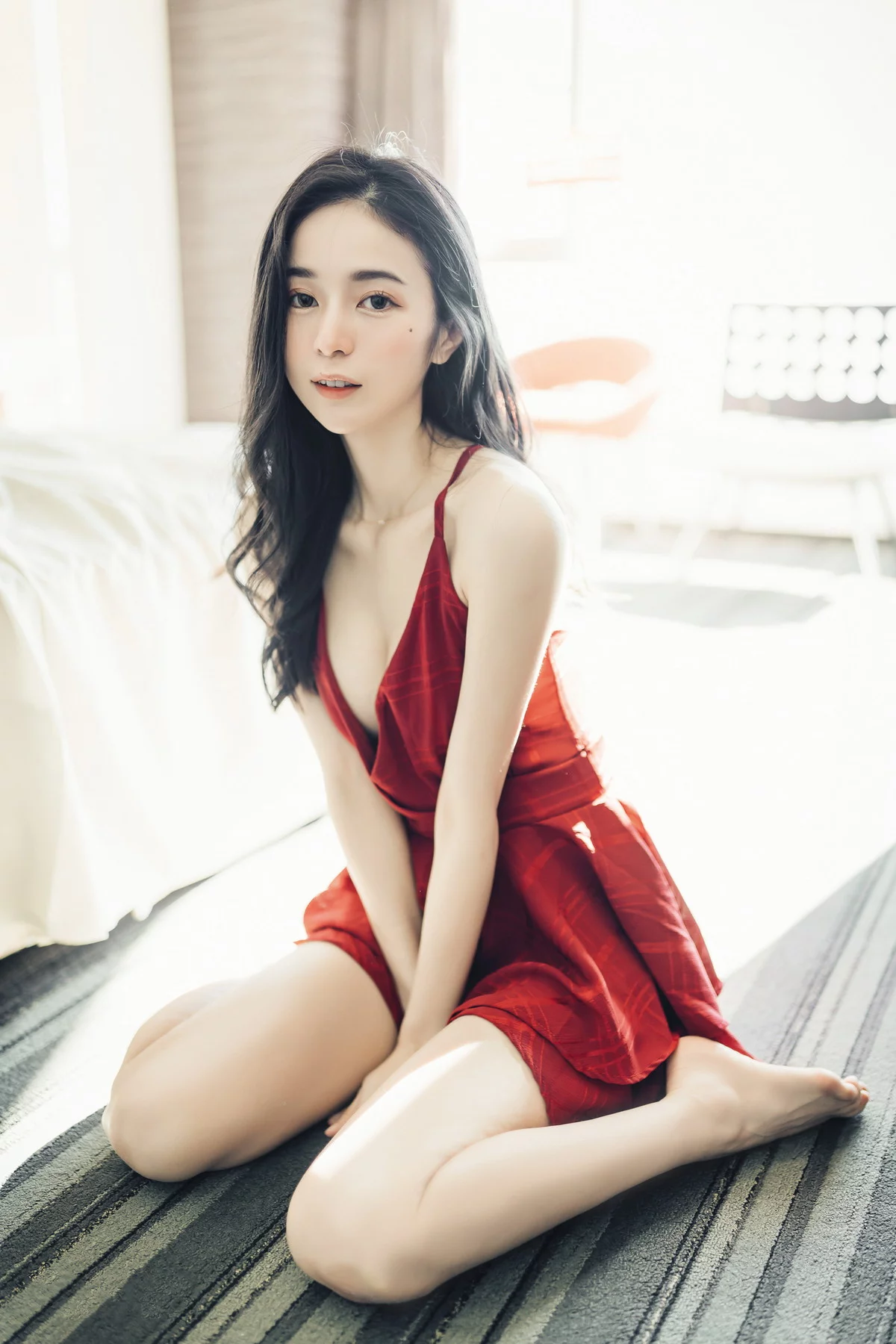 网络美女辰辰不止黑丝主题私房性感红色吊裙+白色薄纱内衣秀完美身材诱惑写真132P