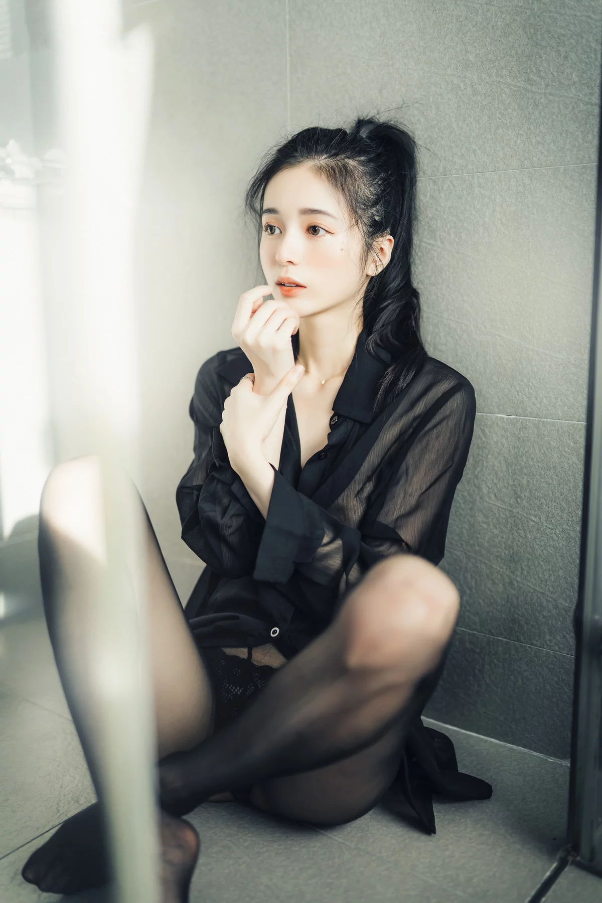 网络美女辰辰不止黑丝主题私房性感红色吊裙+白色薄纱内衣秀完美身材诱惑写真132P