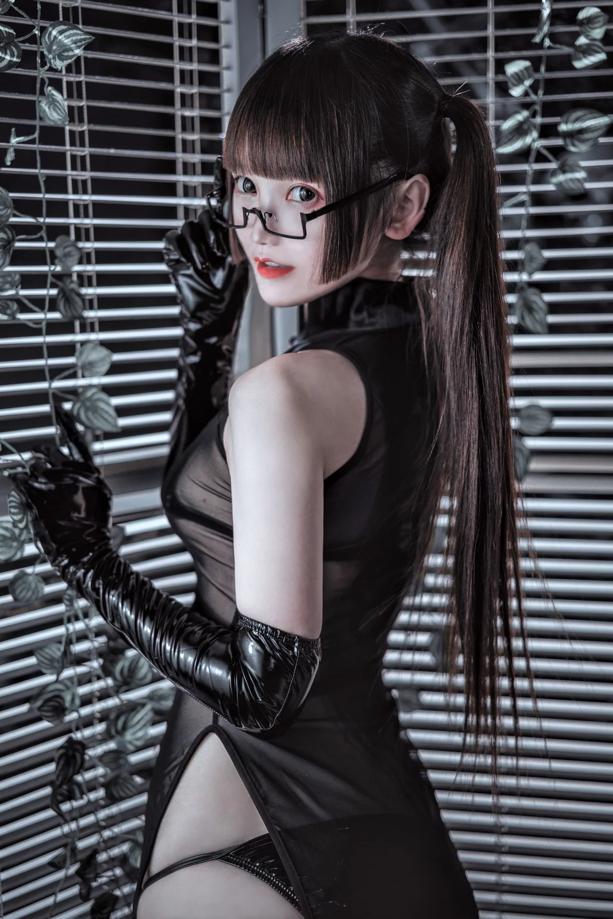 Coser少女星野咪兔透视旗袍双马尾主题黑色薄透情趣旗袍秀曼妙身姿诱惑写真90P