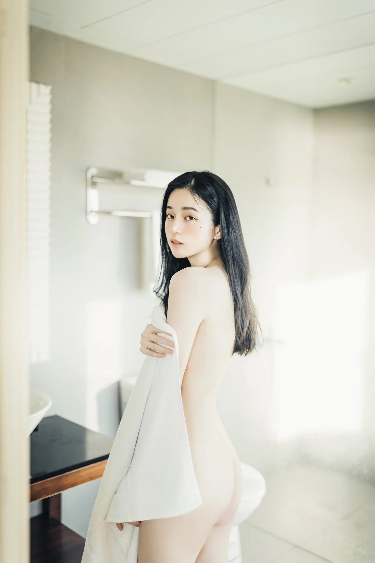 网络美女辰辰不止黑丝主题私房性感红色吊裙+白色薄纱内衣秀完美身材诱惑写真132P