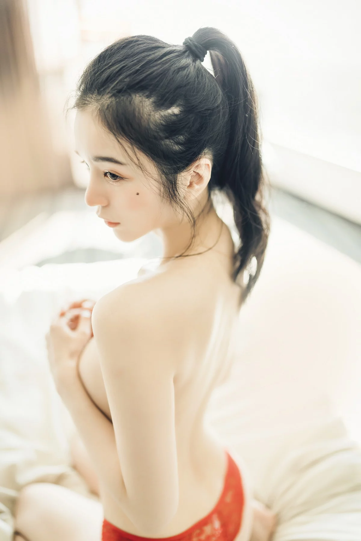 网络美女辰辰不止黑丝主题私房性感红色吊裙+白色薄纱内衣秀完美身材诱惑写真132P