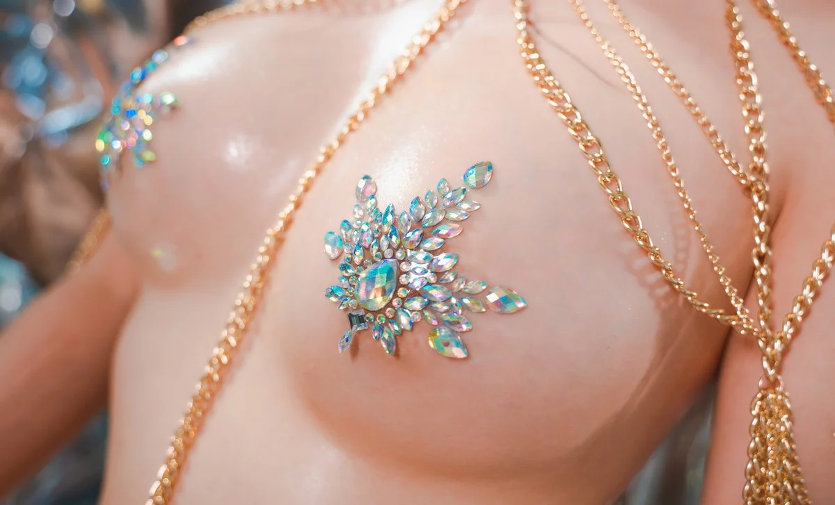 Coser妹子蜜蜜子金缕衣主题私房大尺度性感金缕衣露豪乳宝石遮点惹火诱惑写真72P
