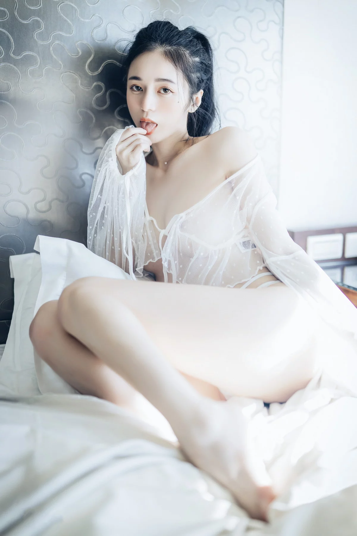 网络美女辰辰不止黑丝主题私房性感红色吊裙+白色薄纱内衣秀完美身材诱惑写真132P