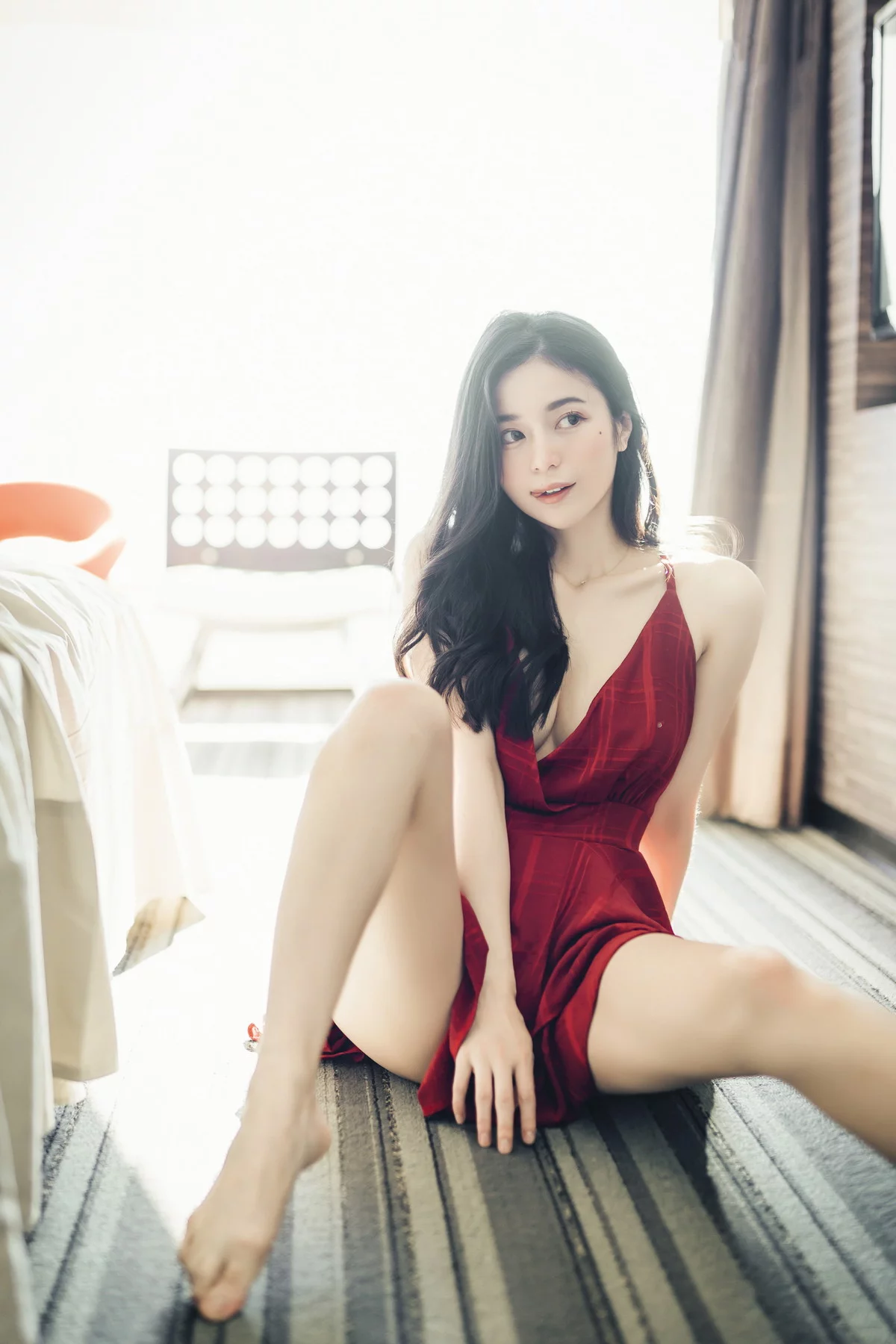 网络美女辰辰不止黑丝主题私房性感红色吊裙+白色薄纱内衣秀完美身材诱惑写真132P