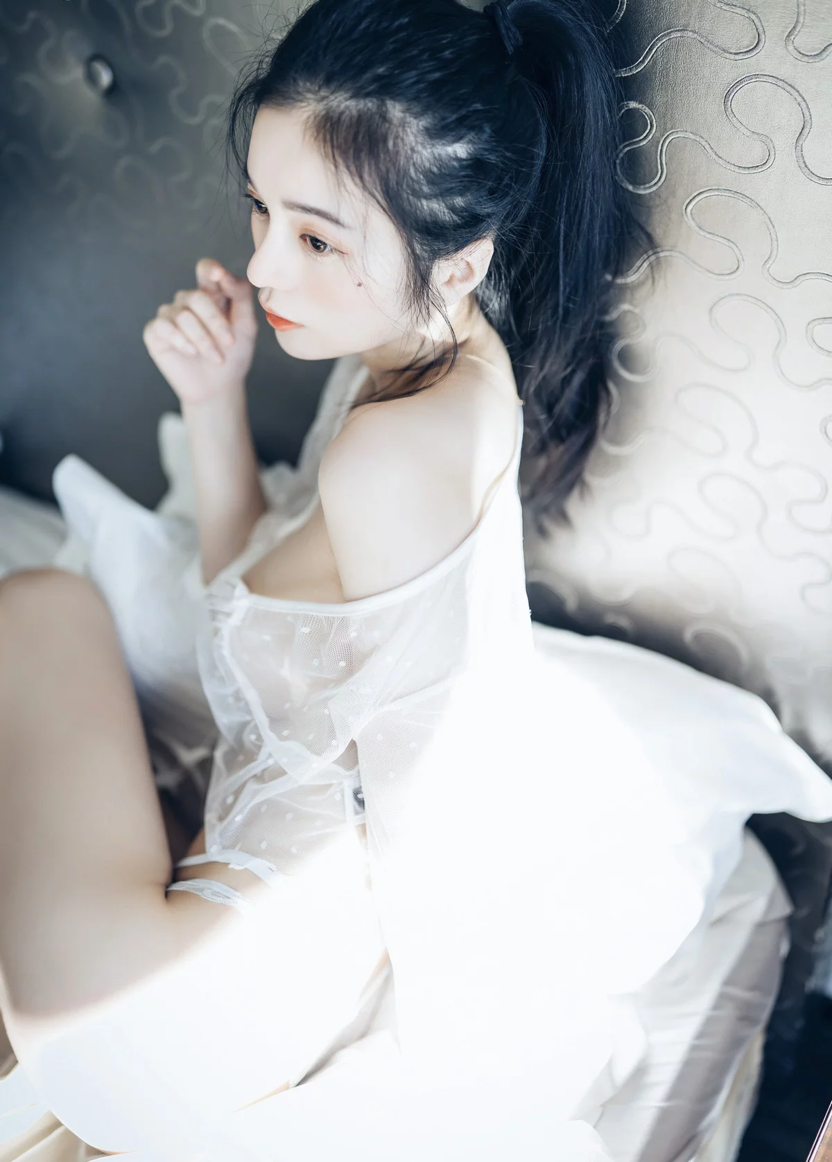 网络美女辰辰不止黑丝主题私房性感红色吊裙+白色薄纱内衣秀完美身材诱惑写真132P