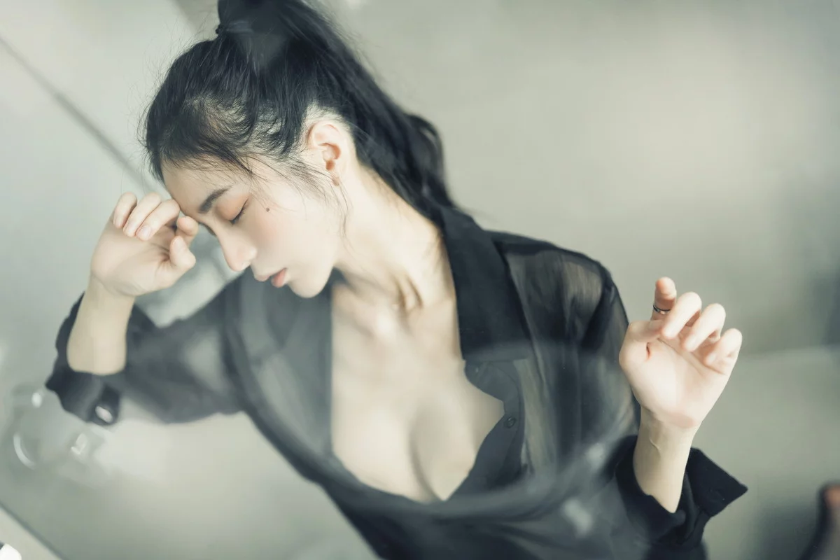 网络美女辰辰不止黑丝主题私房性感红色吊裙+白色薄纱内衣秀完美身材诱惑写真132P