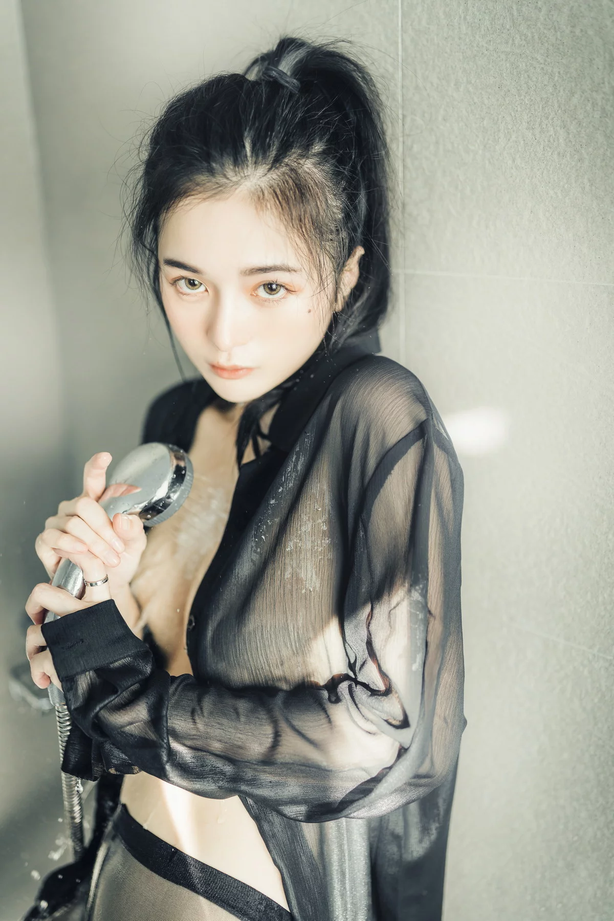 网络美女辰辰不止黑丝主题私房性感红色吊裙+白色薄纱内衣秀完美身材诱惑写真132P