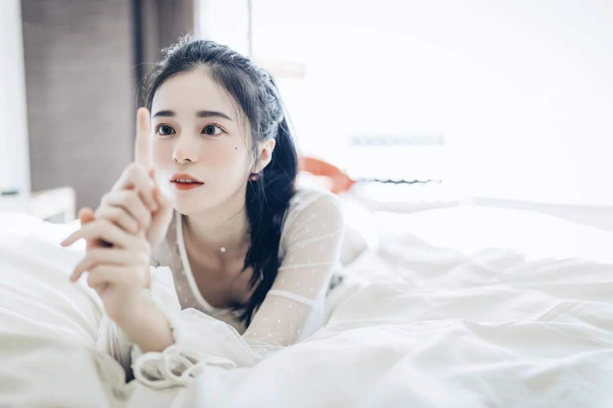 网络美女辰辰不止黑丝主题私房性感红色吊裙+白色薄纱内衣秀完美身材诱惑写真132P