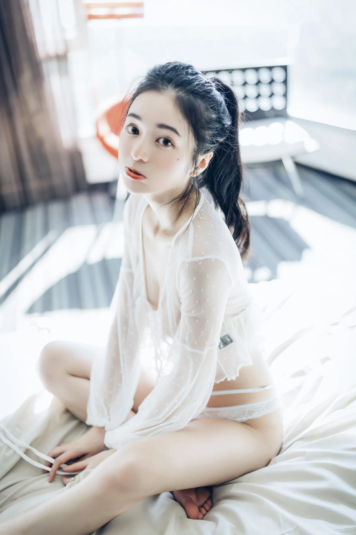 网络美女辰辰不止黑丝主题私房性感红色吊裙+白色薄纱内衣秀完美身材诱惑写真132P