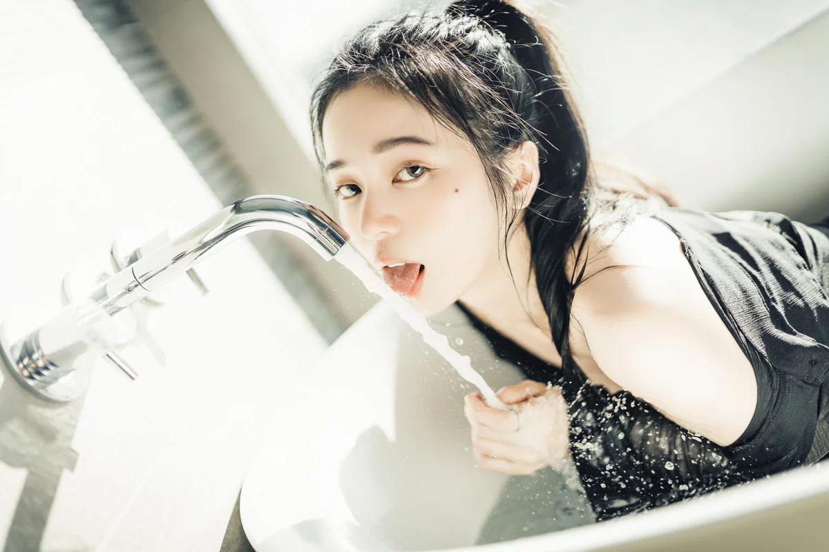 网络美女辰辰不止黑丝主题私房性感红色吊裙+白色薄纱内衣秀完美身材诱惑写真132P