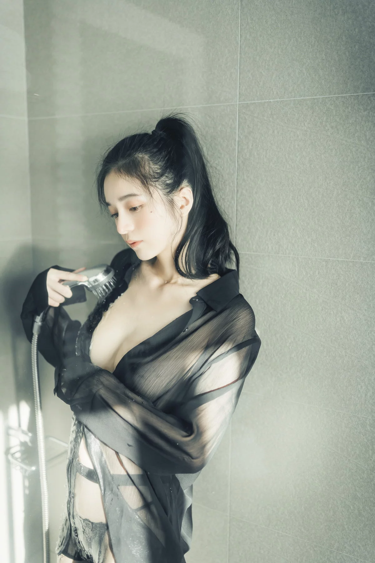 网络美女辰辰不止黑丝主题私房性感红色吊裙+白色薄纱内衣秀完美身材诱惑写真132P