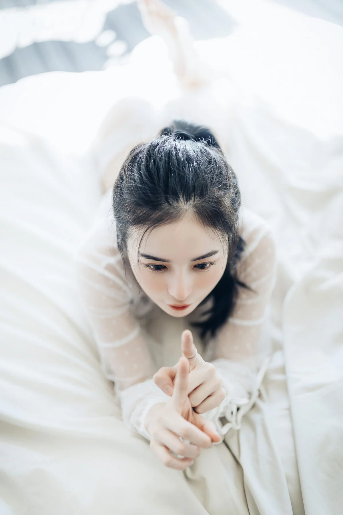网络美女辰辰不止黑丝主题私房性感红色吊裙+白色薄纱内衣秀完美身材诱惑写真132P
