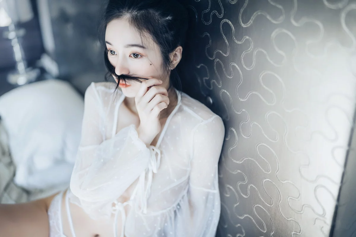 网络美女辰辰不止黑丝主题私房性感红色吊裙+白色薄纱内衣秀完美身材诱惑写真132P