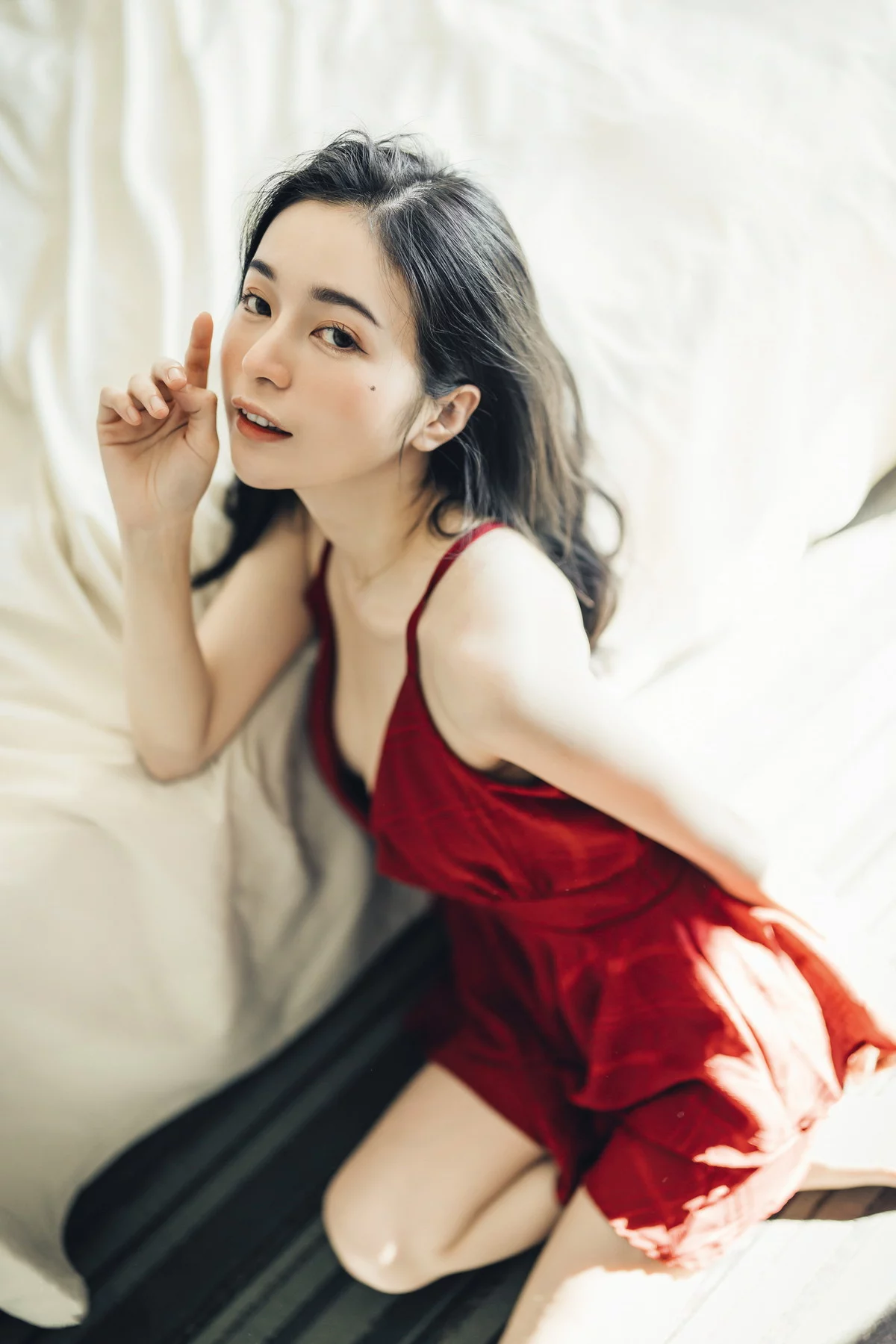 网络美女辰辰不止黑丝主题私房性感红色吊裙+白色薄纱内衣秀完美身材诱惑写真132P