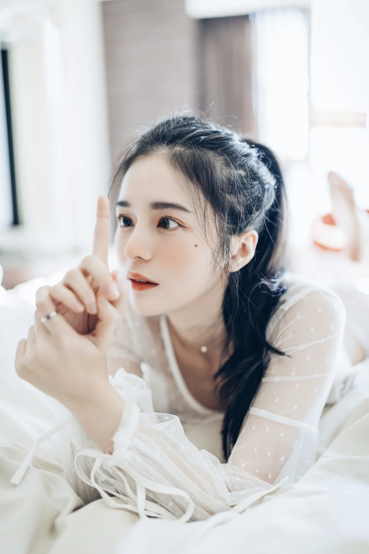 网络美女辰辰不止黑丝主题私房性感红色吊裙+白色薄纱内衣秀完美身材诱惑写真132P