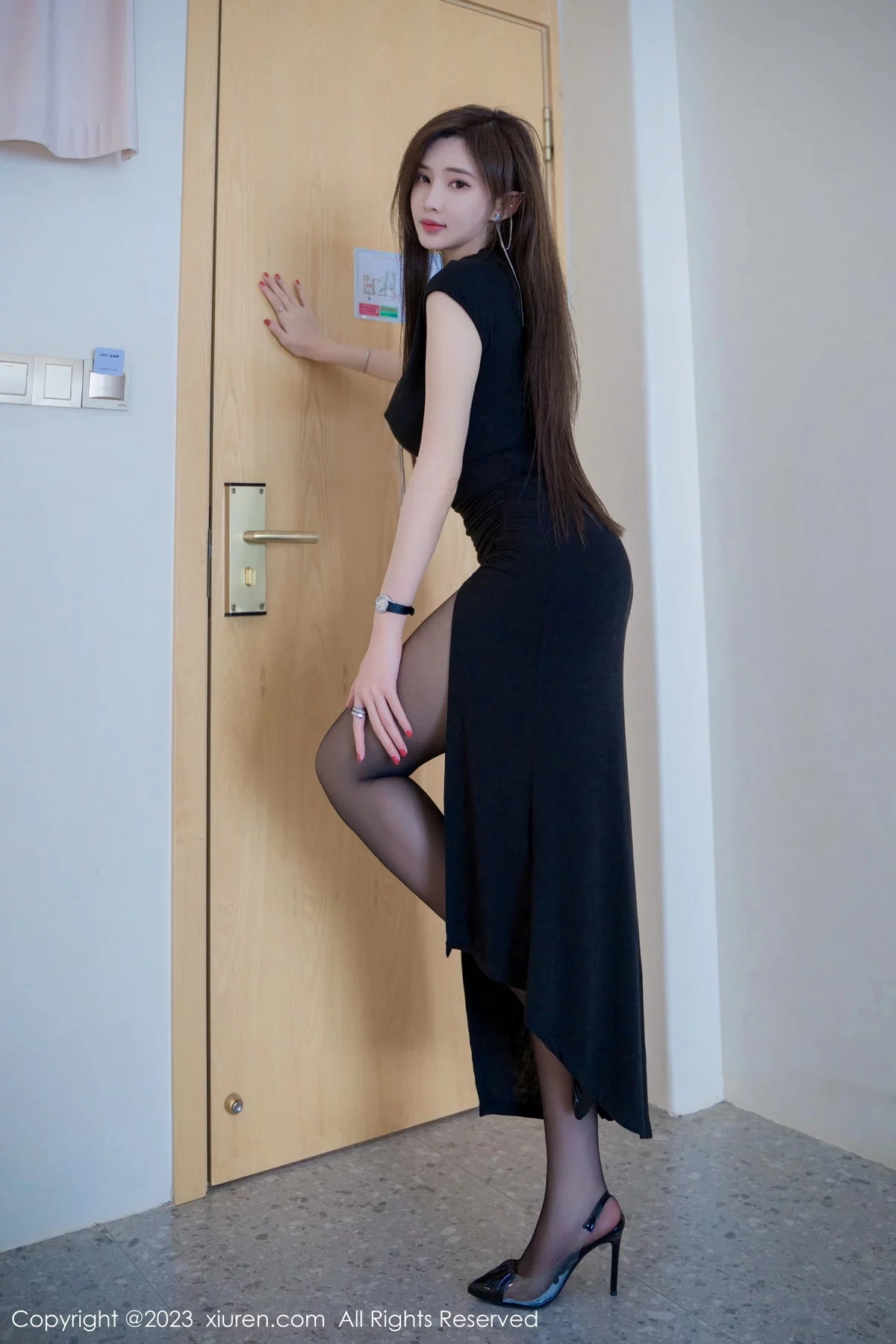 XiuRen第7280期_女神Carol周妍希性感黑色连衣裙露超薄黑丝秀丰满身材诱惑写真91P