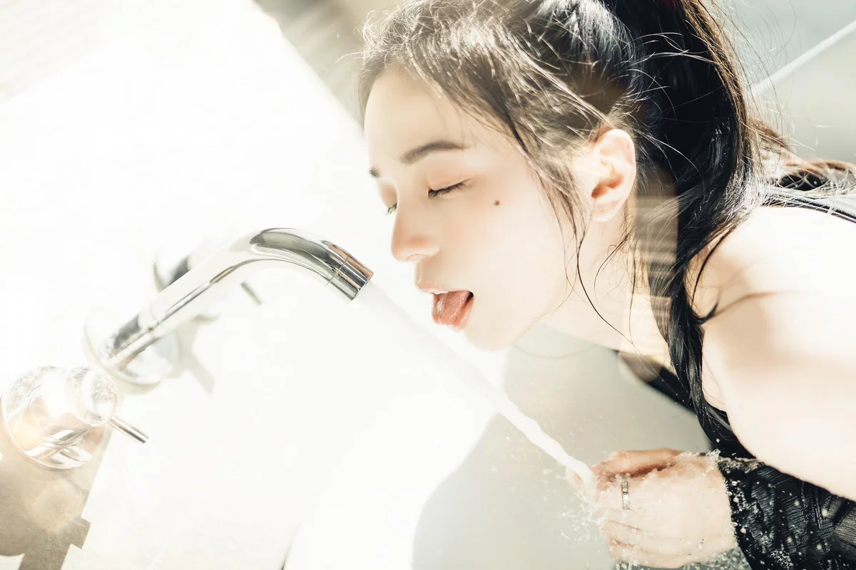 网络美女辰辰不止黑丝主题私房性感红色吊裙+白色薄纱内衣秀完美身材诱惑写真132P