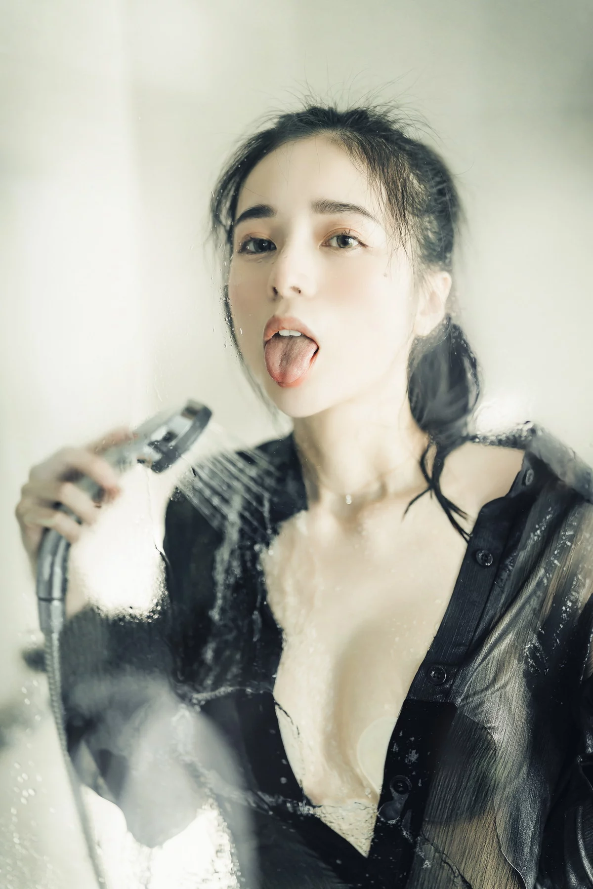 网络美女辰辰不止黑丝主题私房性感红色吊裙+白色薄纱内衣秀完美身材诱惑写真132P
