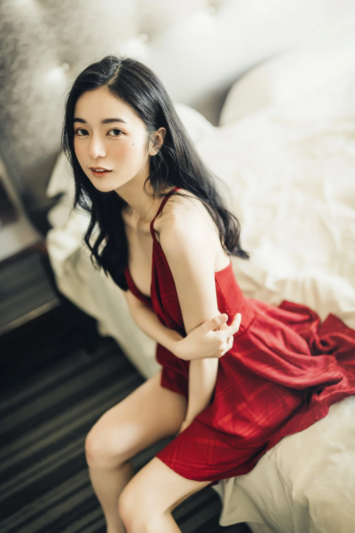 网络美女辰辰不止黑丝主题私房性感红色吊裙+白色薄纱内衣秀完美身材诱惑写真132P