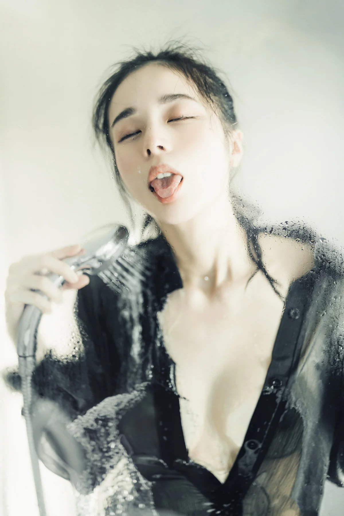 网络美女辰辰不止黑丝主题私房性感红色吊裙+白色薄纱内衣秀完美身材诱惑写真132P