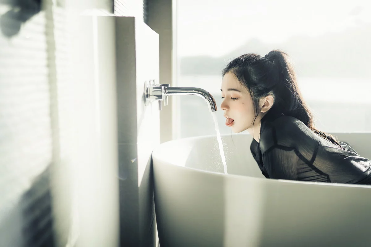 网络美女辰辰不止黑丝主题私房性感红色吊裙+白色薄纱内衣秀完美身材诱惑写真132P