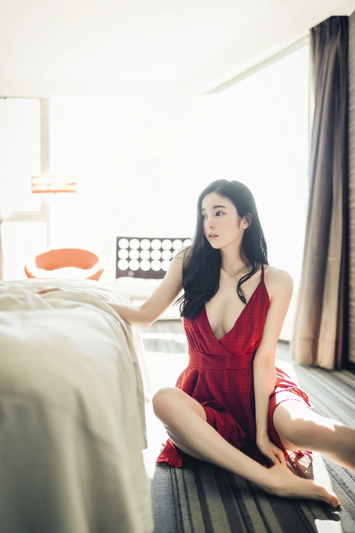 网络美女辰辰不止黑丝主题私房性感红色吊裙+白色薄纱内衣秀完美身材诱惑写真132P