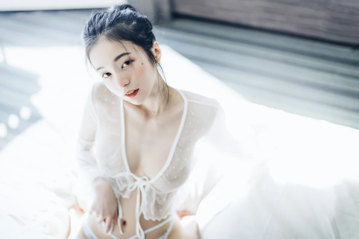 网络美女辰辰不止黑丝主题私房性感红色吊裙+白色薄纱内衣秀完美身材诱惑写真132P
