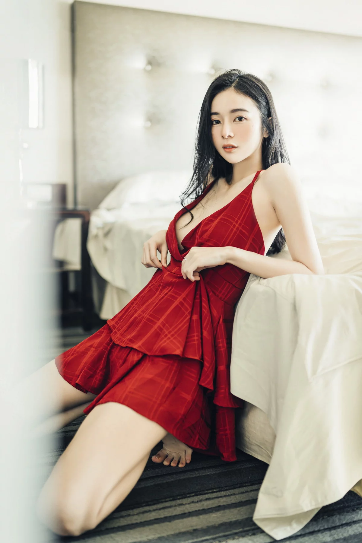 网络美女辰辰不止黑丝主题私房性感红色吊裙+白色薄纱内衣秀完美身材诱惑写真132P