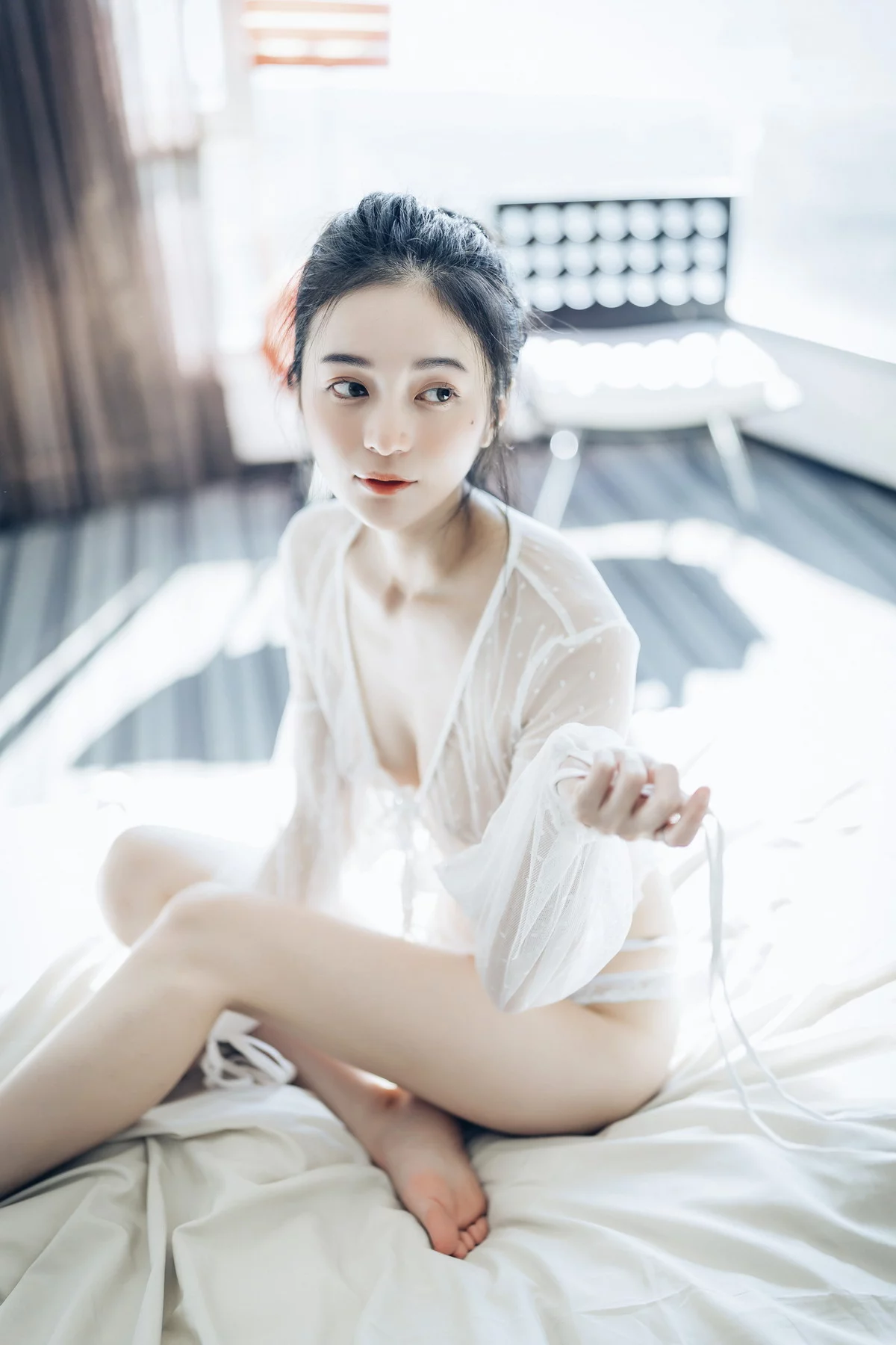 网络美女辰辰不止黑丝主题私房性感红色吊裙+白色薄纱内衣秀完美身材诱惑写真132P
