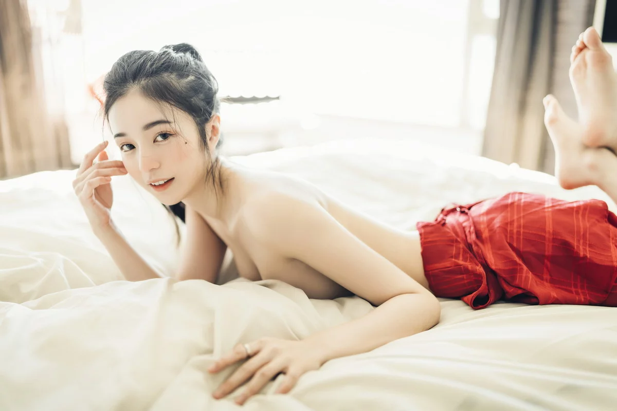 网络美女辰辰不止黑丝主题私房性感红色吊裙+白色薄纱内衣秀完美身材诱惑写真132P