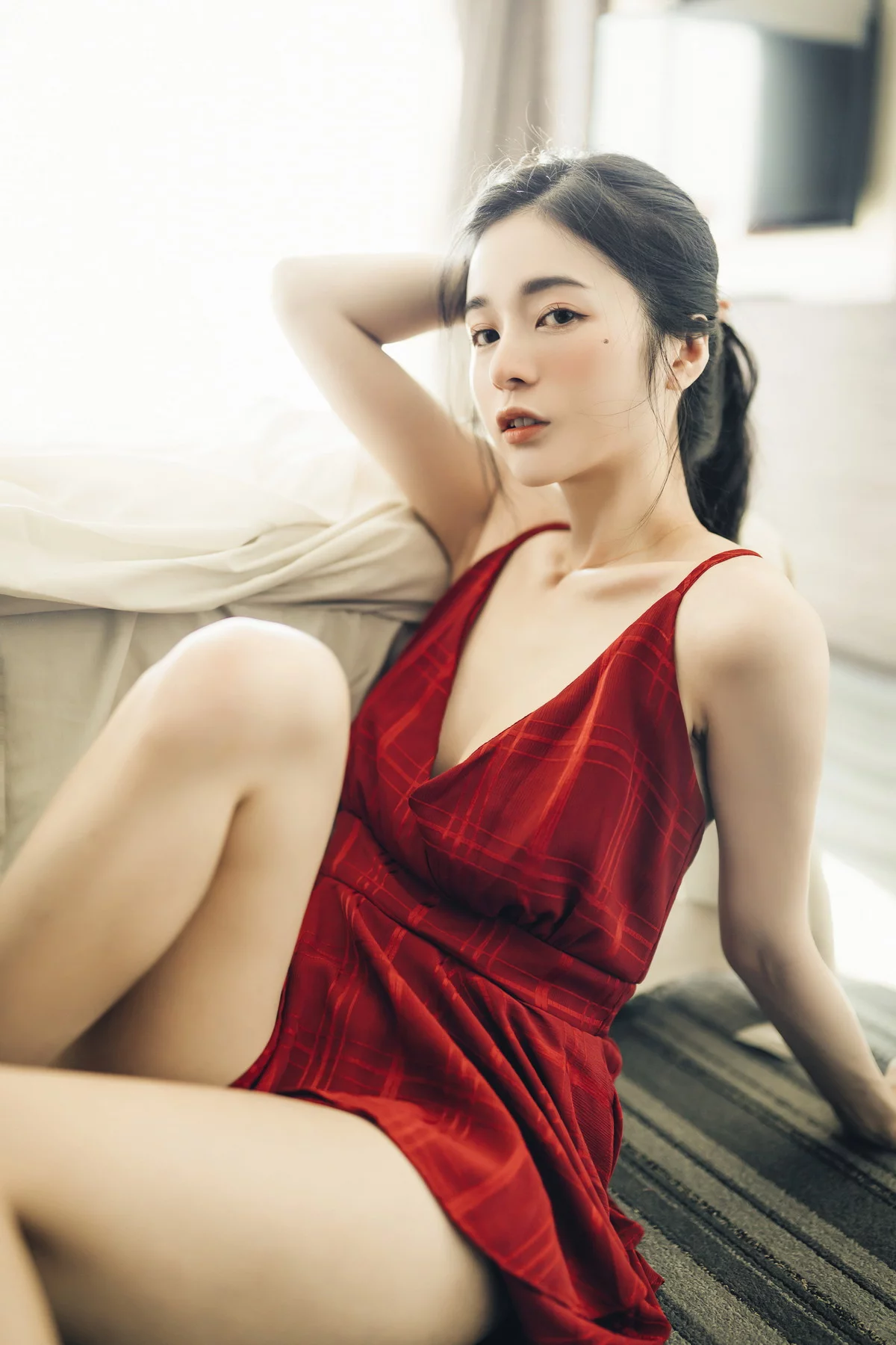 网络美女辰辰不止黑丝主题私房性感红色吊裙+白色薄纱内衣秀完美身材诱惑写真132P