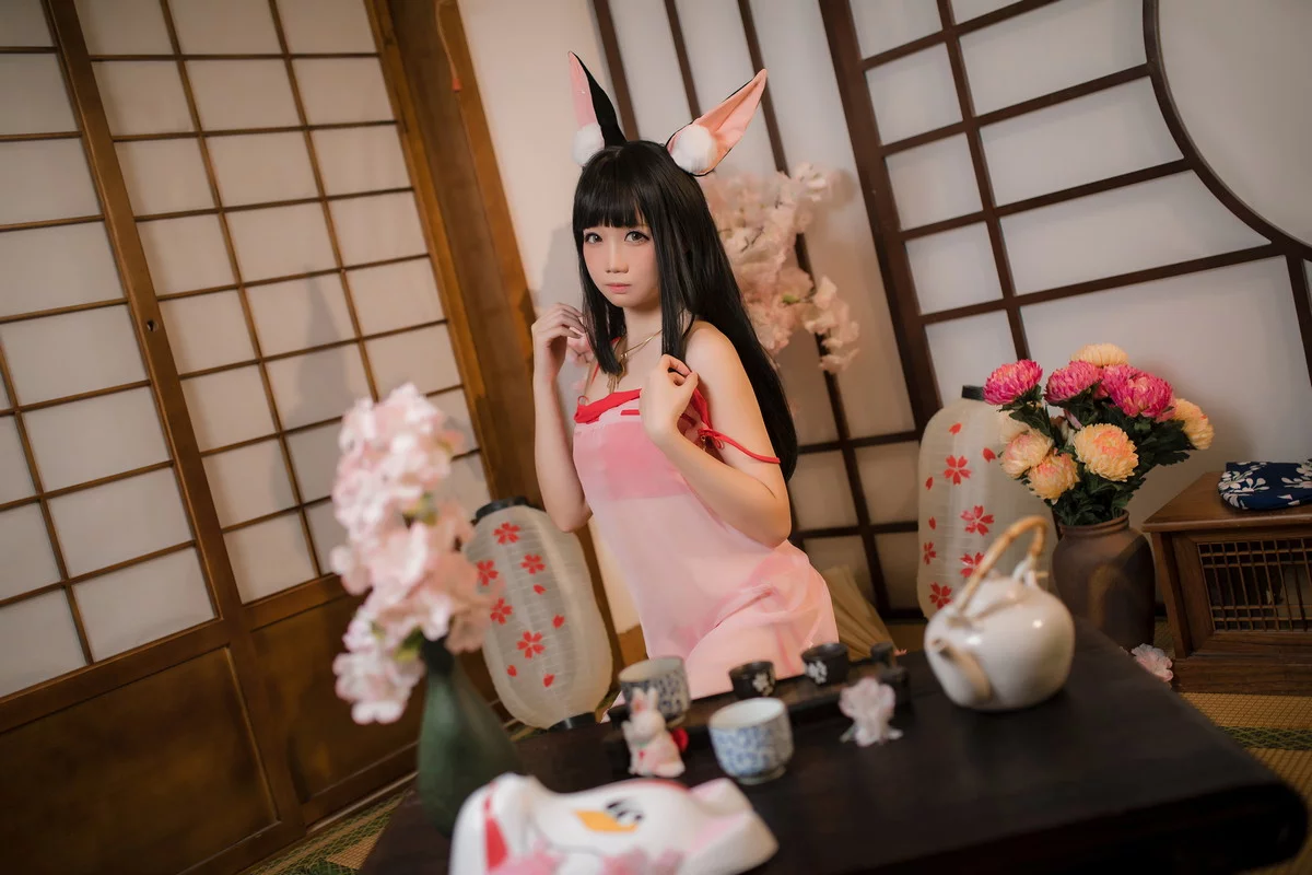 网络美女焖焖碳碧蓝航线长门睡衣主题性感薄纱吊裙配白丝袜秀翘臀美腿诱惑写真27P
