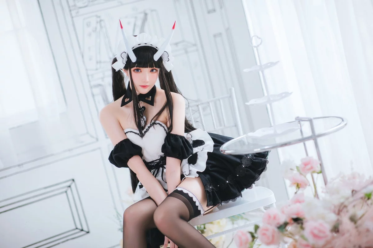 Coser美女瓜希酱能代女仆主题性感黑白女仆装配黑丝吊袜秀完美身材诱惑写真22P
