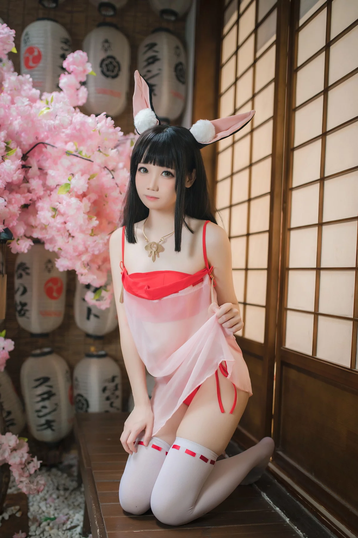 网络美女焖焖碳碧蓝航线长门睡衣主题性感薄纱吊裙配白丝袜秀翘臀美腿诱惑写真27P
