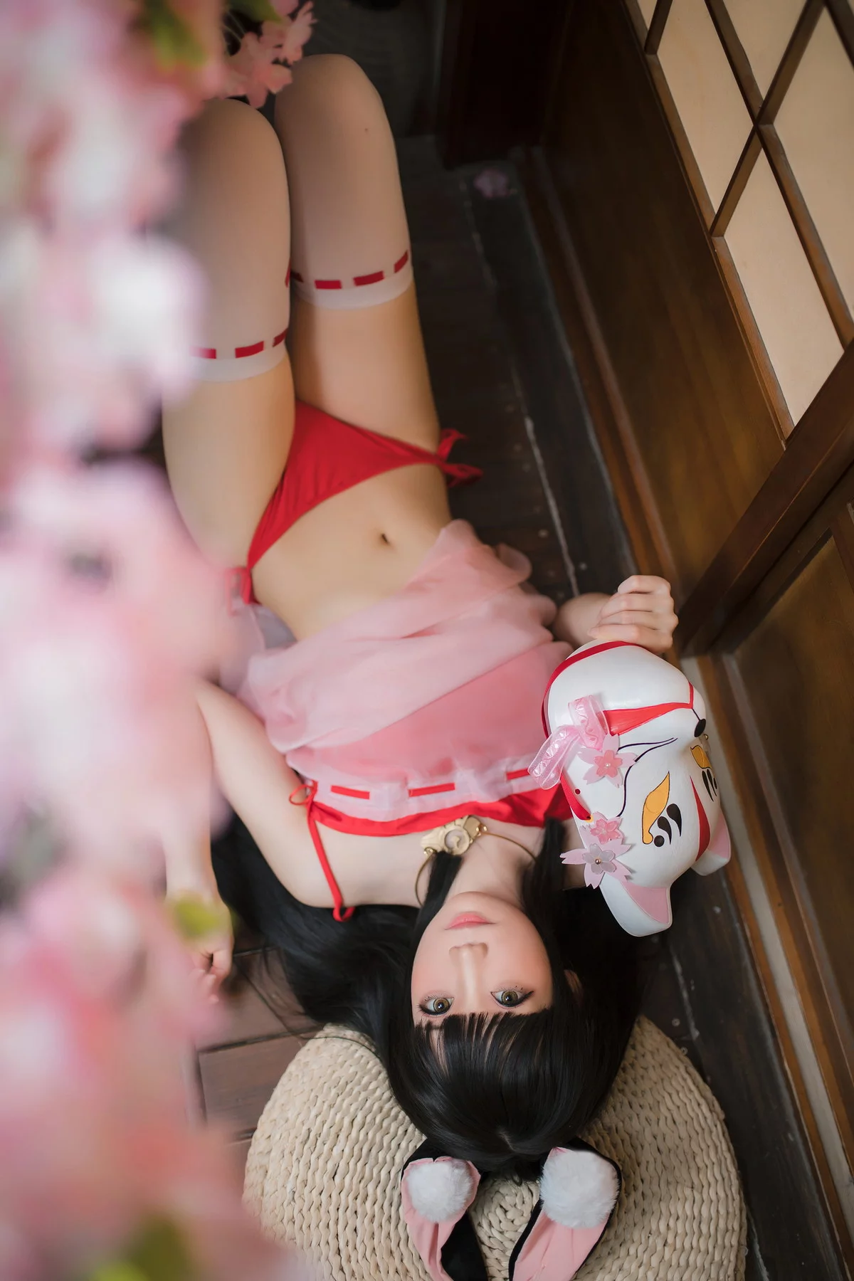 网络美女焖焖碳碧蓝航线长门睡衣主题性感薄纱吊裙配白丝袜秀翘臀美腿诱惑写真27P