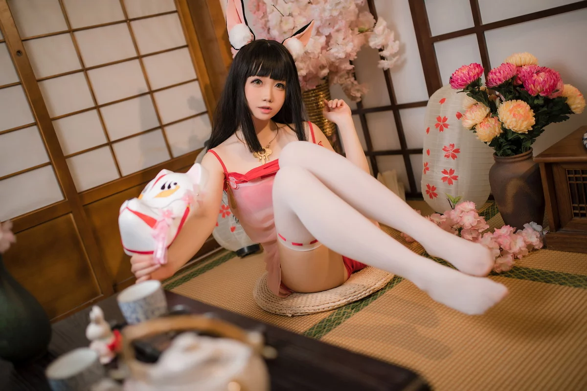 网络美女焖焖碳碧蓝航线长门睡衣主题性感薄纱吊裙配白丝袜秀翘臀美腿诱惑写真27P