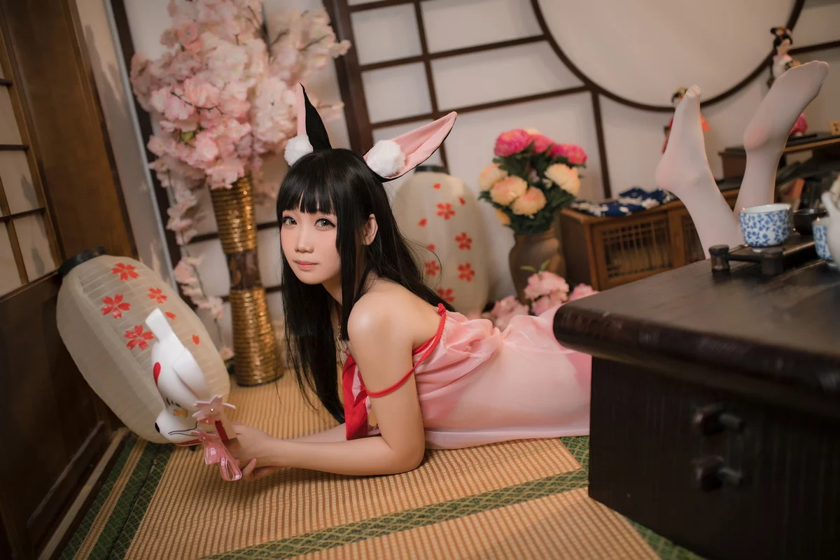 网络美女焖焖碳碧蓝航线长门睡衣主题性感薄纱吊裙配白丝袜秀翘臀美腿诱惑写真27P