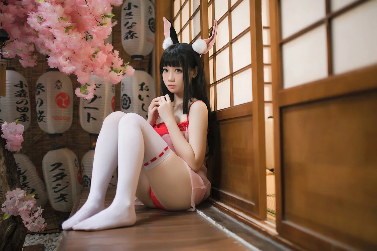 网络美女焖焖碳碧蓝航线长门睡衣主题性感薄纱吊裙配白丝袜秀翘臀美腿诱惑写真27P
