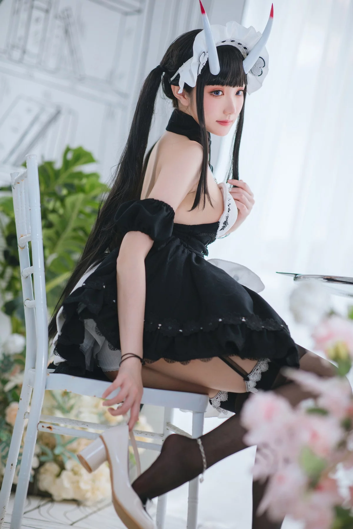 Coser美女瓜希酱能代女仆主题性感黑白女仆装配黑丝吊袜秀完美身材诱惑写真22P
