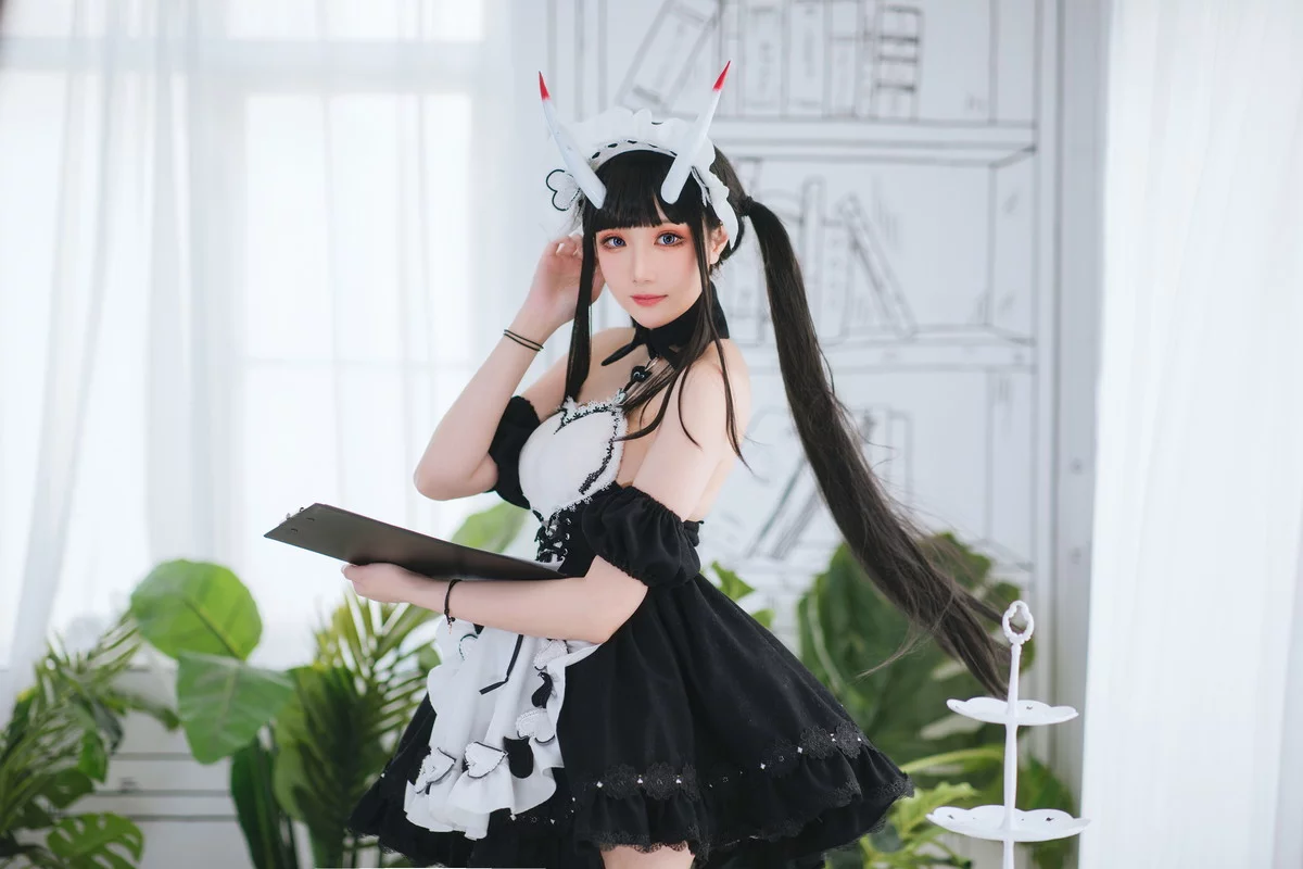 Coser美女瓜希酱能代女仆主题性感黑白女仆装配黑丝吊袜秀完美身材诱惑写真22P