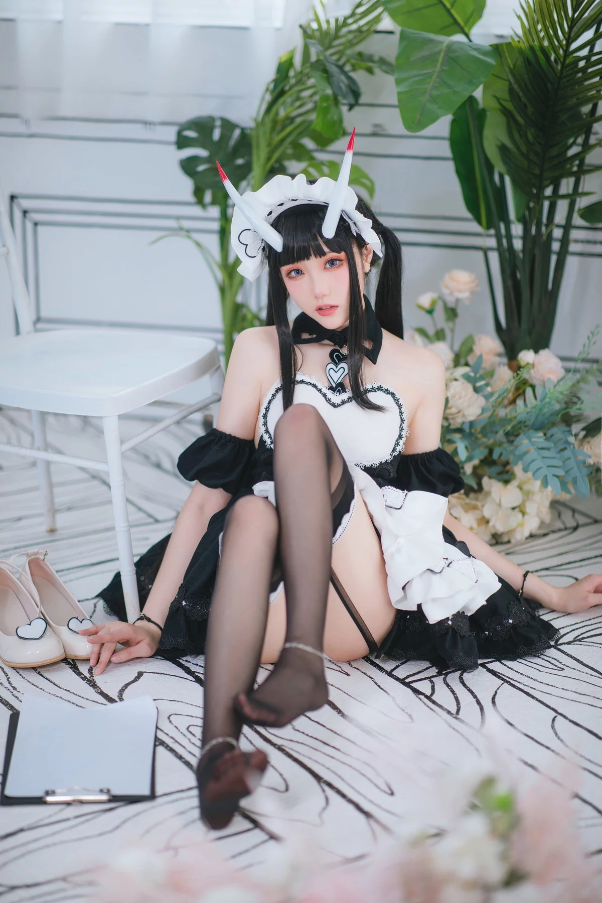 Coser美女瓜希酱能代女仆主题性感黑白女仆装配黑丝吊袜秀完美身材诱惑写真22P